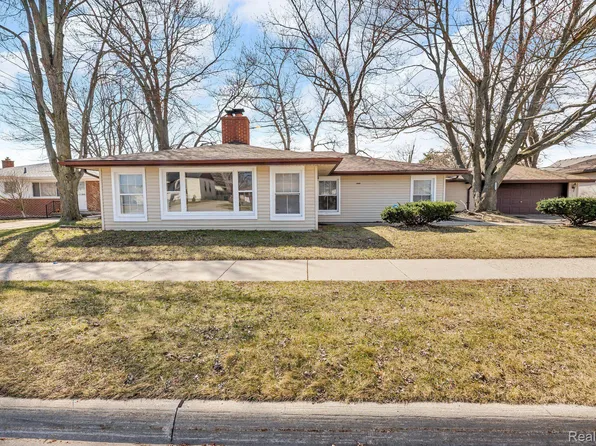 22810 E Thirteen Mile Rd, Saint Clair Shores, MI 48082