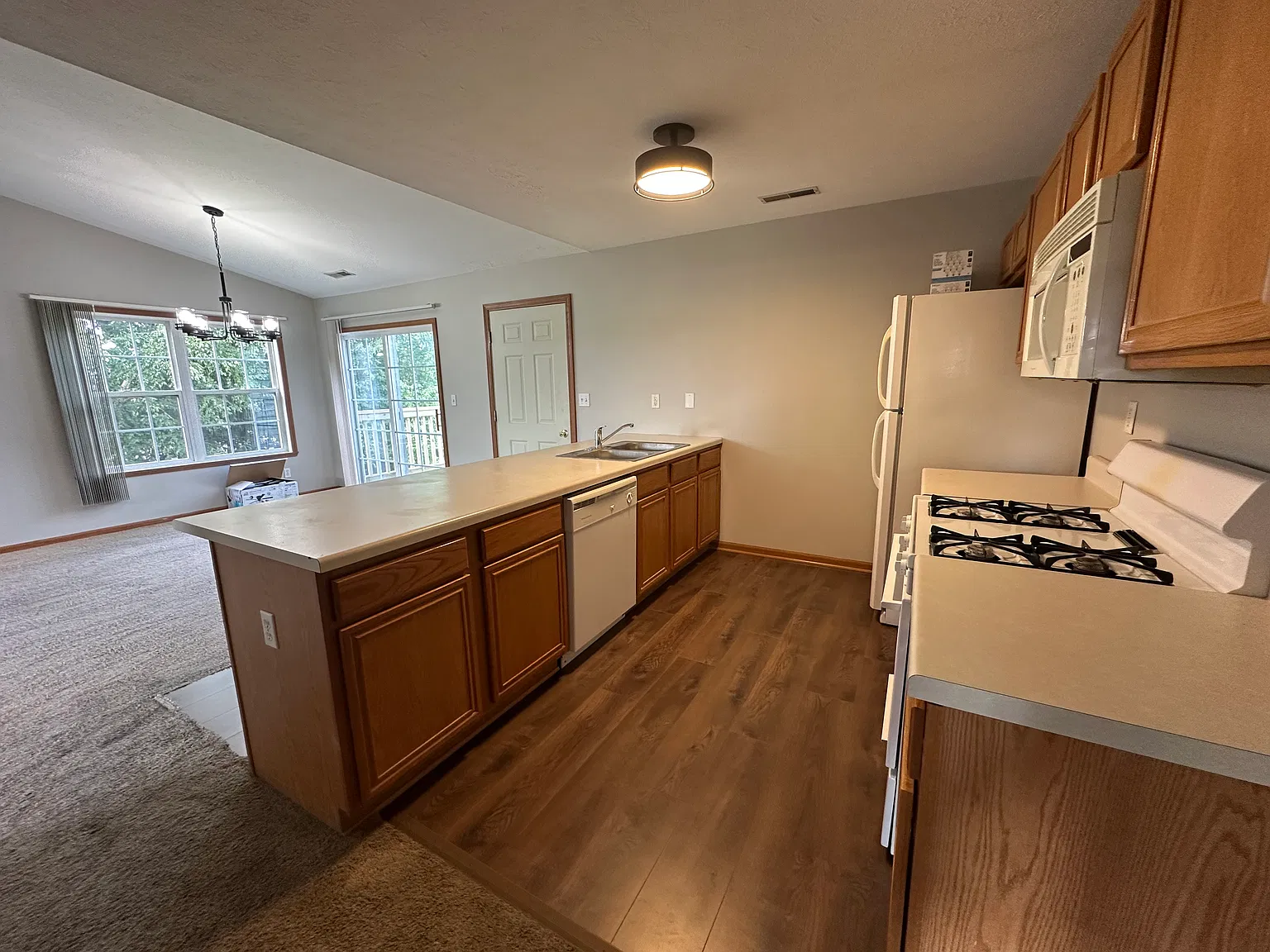 2 bed, 1376 sqft, $1,600 — Photo 4