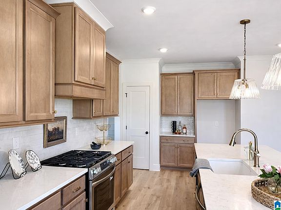 5th image of 306 Lake Creek Dr