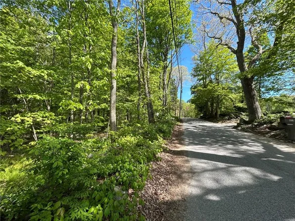 263 Quaker Ln, North Scituate, RI 02857