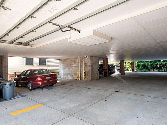 3rd image of 194 Bloomfield Ave #4A