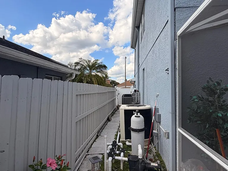 1908 Bridgeview Cir — Photo 38