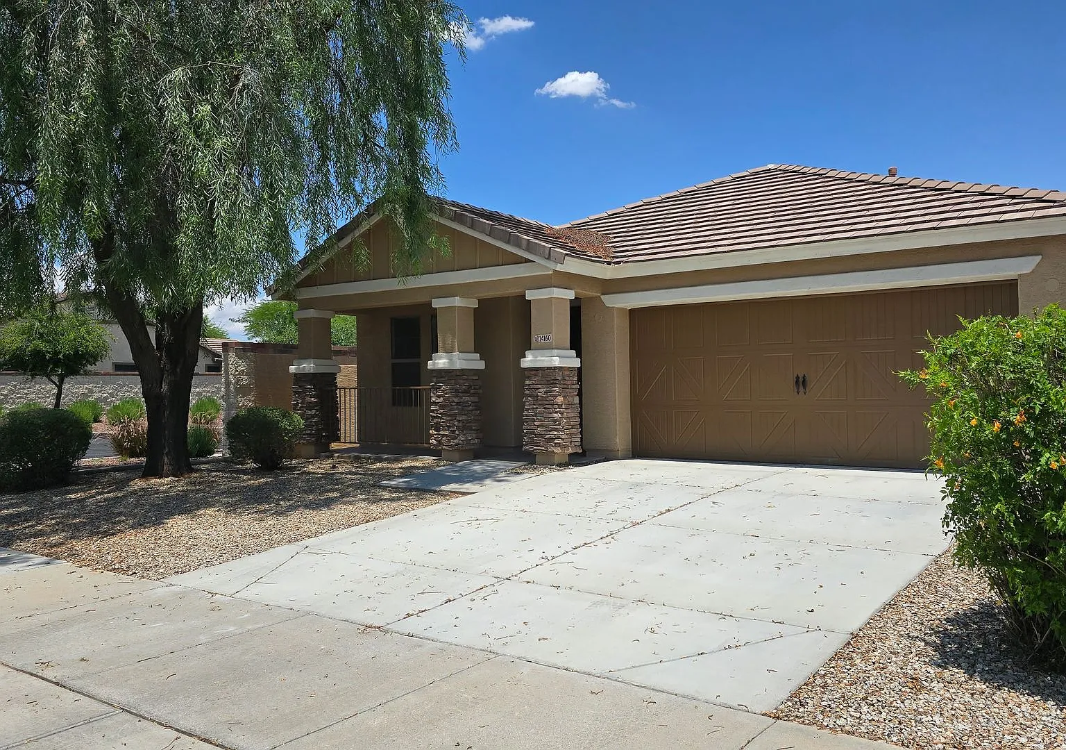 Excellent Corner Lot Home! Mostly tile flooring! — Photo 2