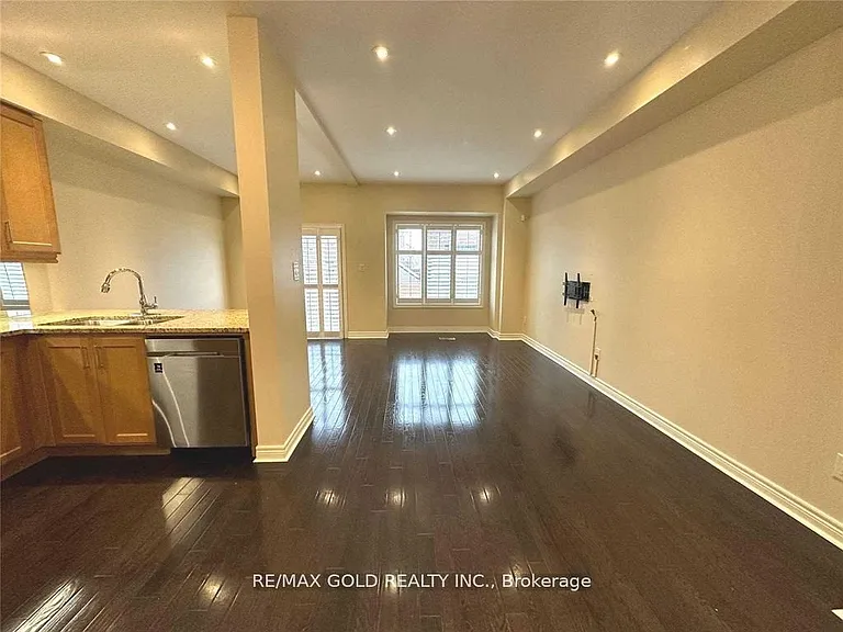 471 Meadowridge Ct — Photo 10