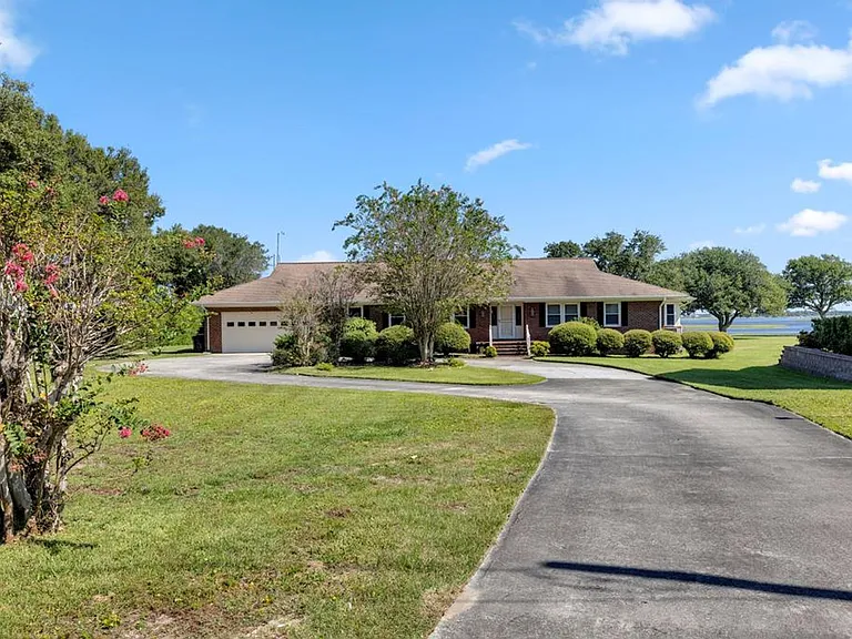 130 Leslie Dr — Photo 2