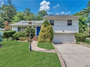 61 Wooleys Ln, Great Neck, NY 11023