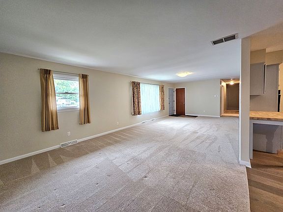 3rd image of 1047 E Logan St