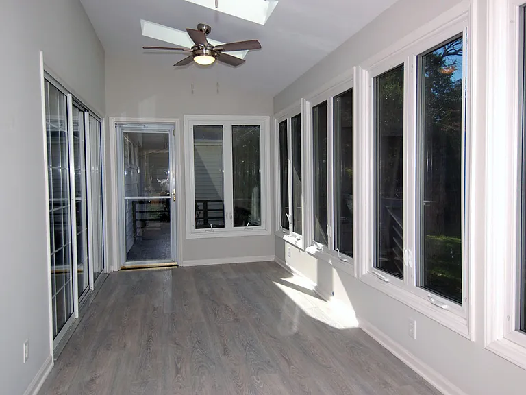 727 Graham St — Photo 9