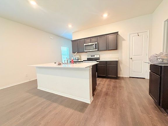 3rd image of 1050 Old Oaks Dr