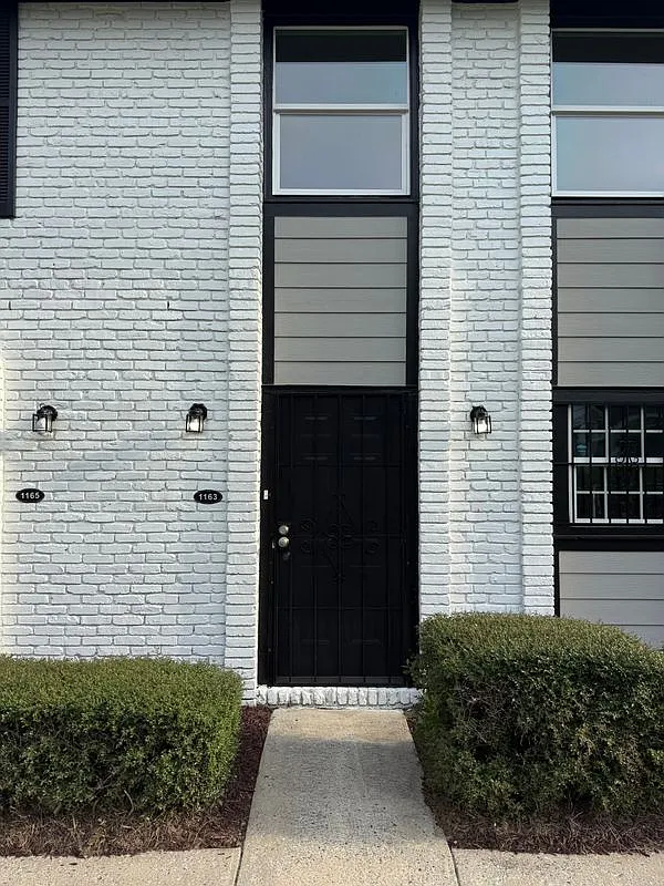 2 bed, 1.5 bath, 1055 sqft, $1,299 — Photo 1