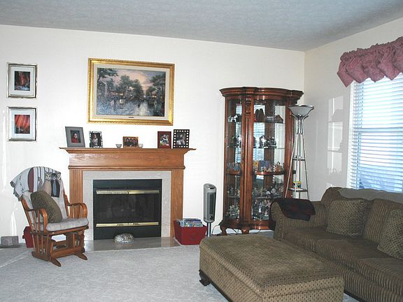 FR w/ gas log fireplace