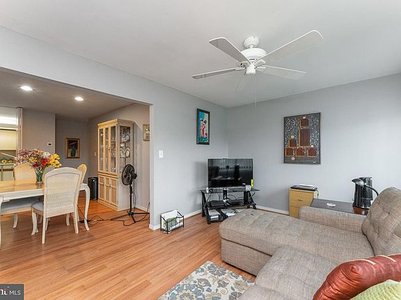 5th image of 14 Stonehenge Cir APT 10