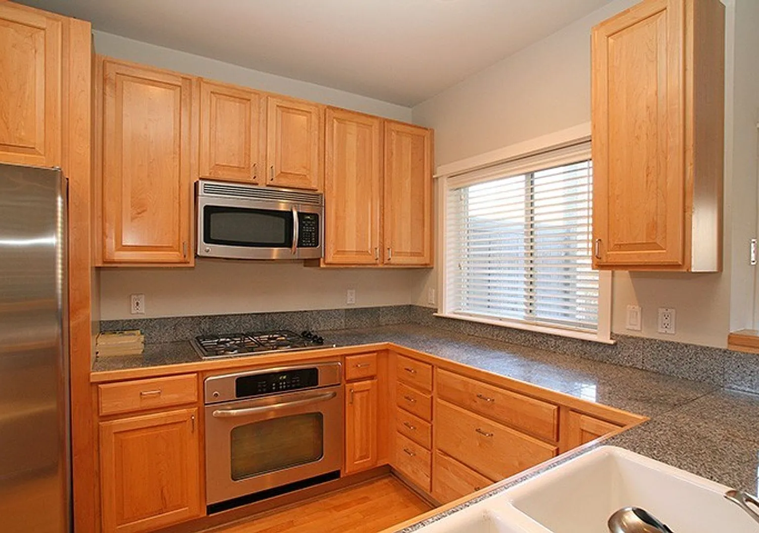 2bd/2.5ba Kirkland Townhome — Photo 3