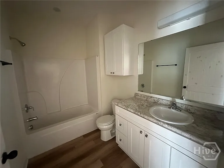 373 Carter St #B — Photo 8