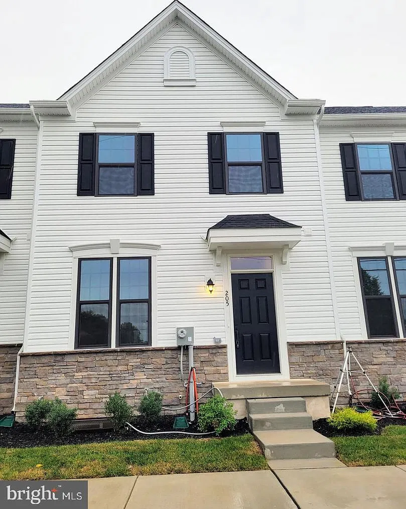 3 bed, 3.5 bath, 2036 sqft, $3,500 — Photo 2