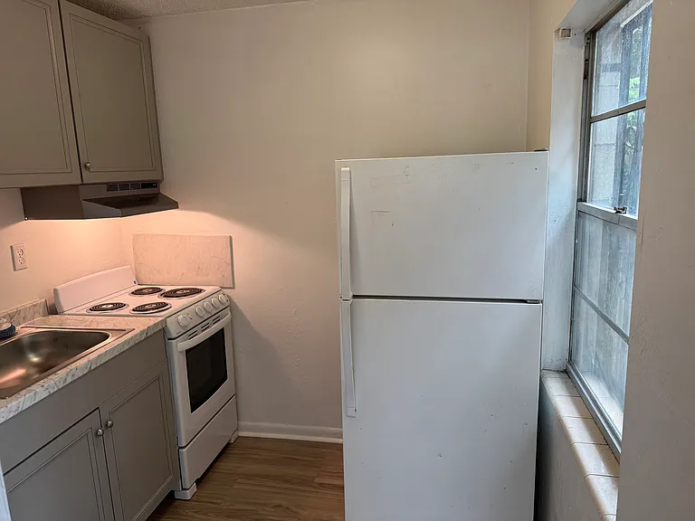 554 NE 2nd Ave — Photo 6