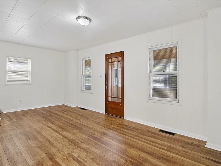 723 W Court St — Photo 13
