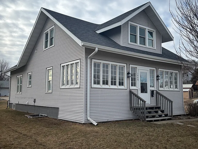 1009 N Josephine Ave — Photo 2