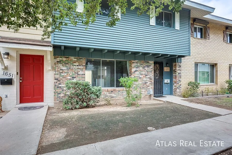 Coming Soon- 3 Bed/2.5 Bath Townhome- Washer And Dryer In Unit! — Photo 3