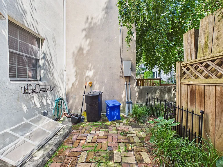 918 Waverly St — Photo 26