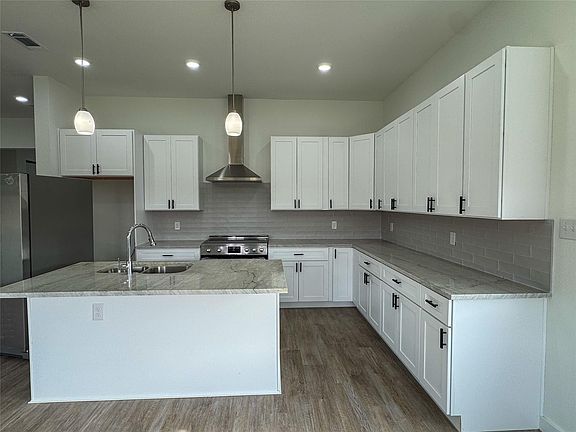 3rd image of 440 Lacy Ln