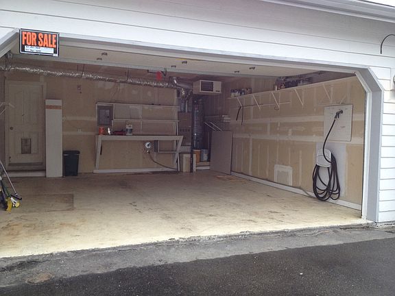 Garage w/ work bench 