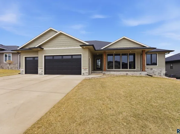 2300 S Galena Ct, Sioux Falls, SD 57110