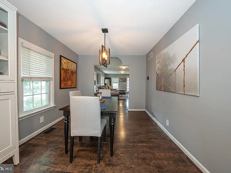 586 Summit St — Photo 11