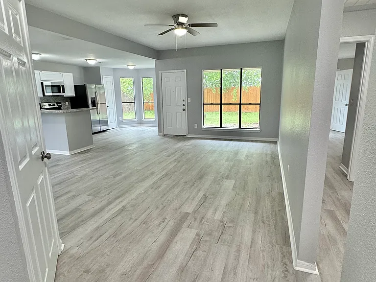 2842 Quebec Dr — Photo 3