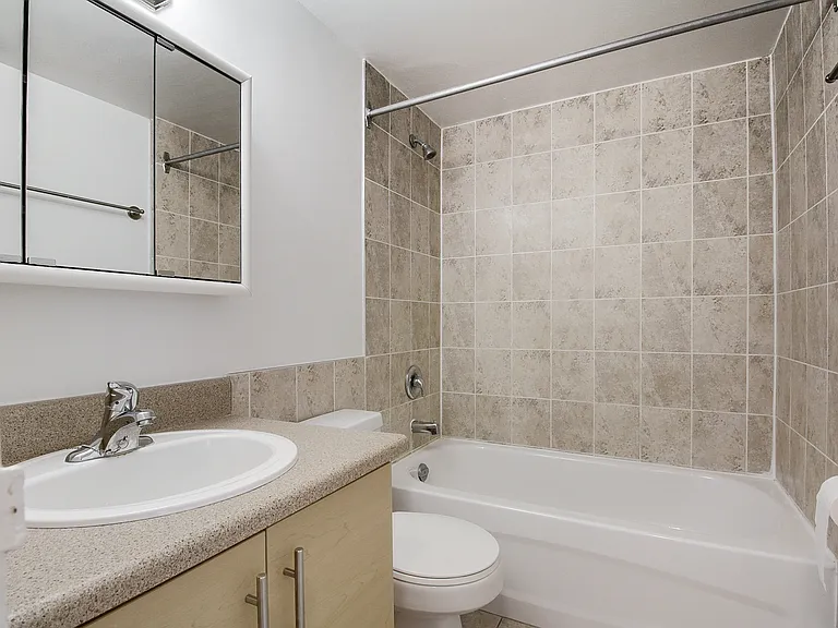 150 Paisley Blvd W — Photo 28