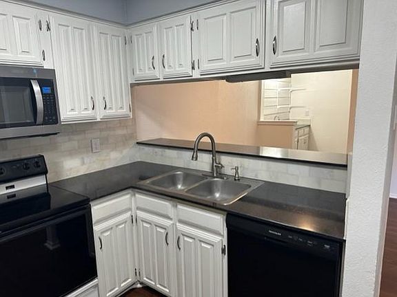 Another view of kitchen - Lot's of cabinet space