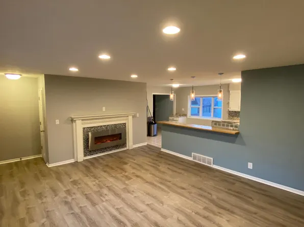 W265N2989 Peterson Dr, Pewaukee, WI 53072