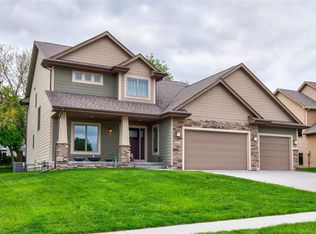 8910 Wooded Point Dr, Johnston, IA 50131