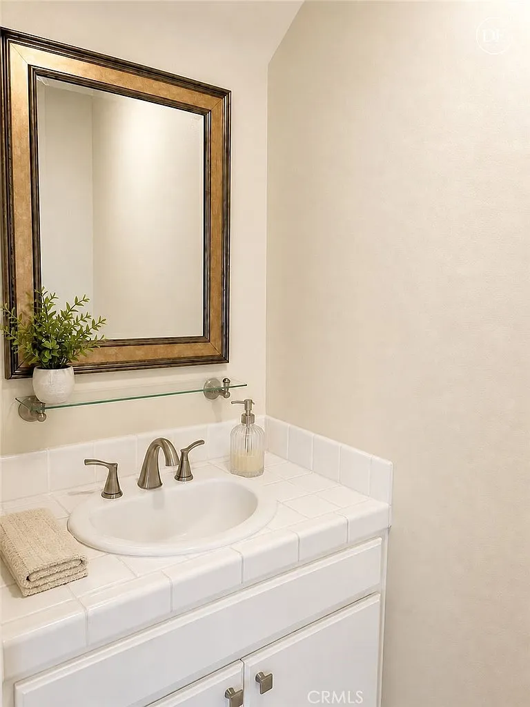 2 bed, 2.5 bath, 1398 sqft, $3,700 — Photo 4