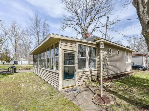2320 Edgewood Ct, Brooklyn, MI 49230