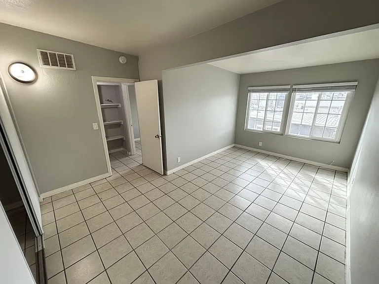 1420 Putnam Ave #6 — Photo 3