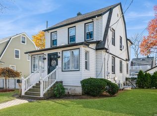 9 Calvin St, Lynbrook, NY 11563
