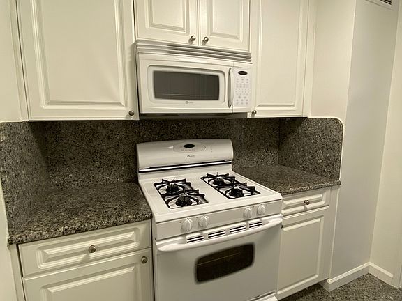 3rd image of 305 E 86th St #6T