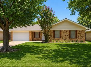 900 Prestwick St, Bedford, TX 76022