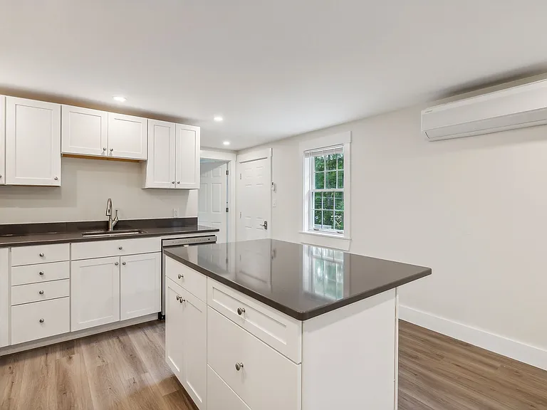 1393 Portland Rd #B — Photo 2