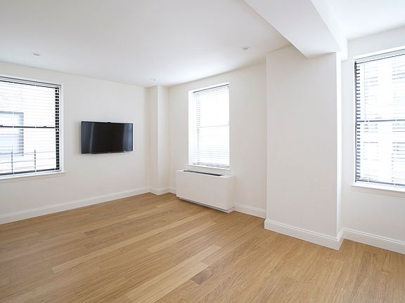 2nd image of 150 W 51st St APT 1118