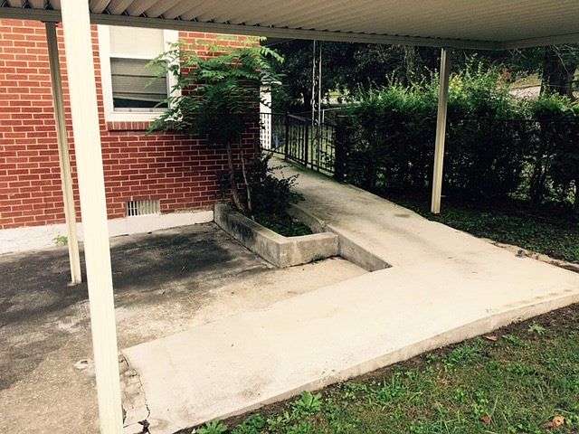 2nd image of 3825 Williamsburg Rd SE