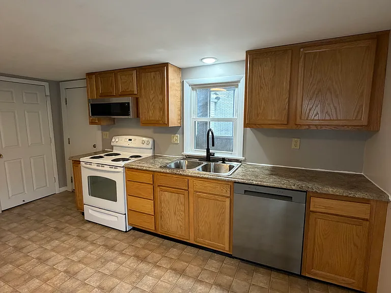 211A N Railroad St — Photo 8
