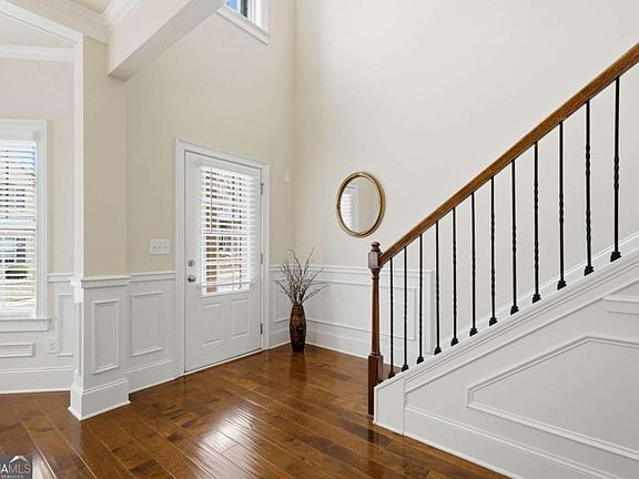 2nd image of 515 Sunset St