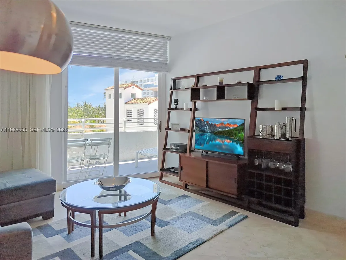 Building Photo - 225 Collins Ave #4J
