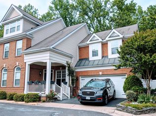 6900 Inlet Cove Dr, Fort Belvoir, VA 22060