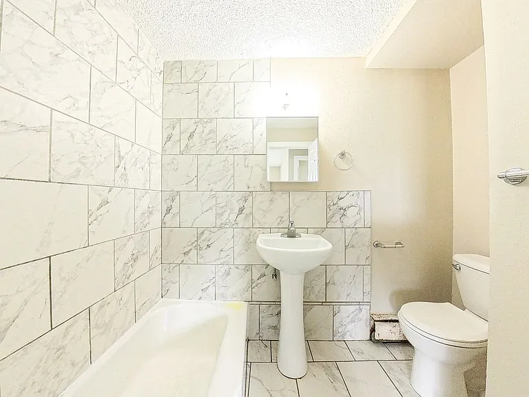 18th St Apartments — Photo 4