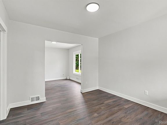 4th image of 15053 Spring Garden St