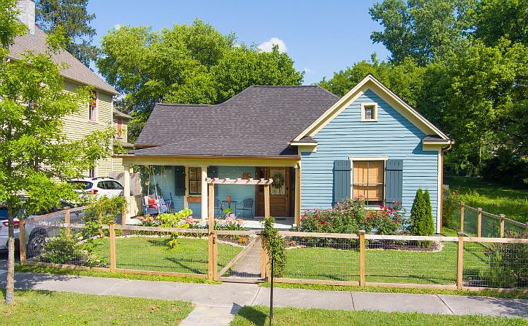1st image of 2354 Woodbine Ave