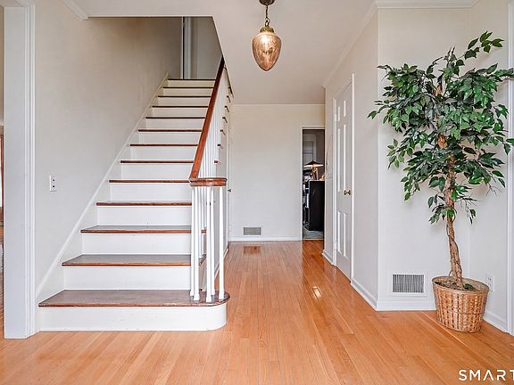 4th image of 8 Crest Road